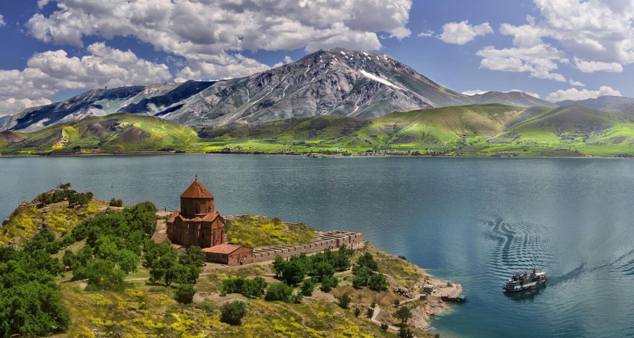 Температура озера севан. Озеро Севан Армения. Озеро Ван - van Gölü, van. Севан монастырь Севанаванк.